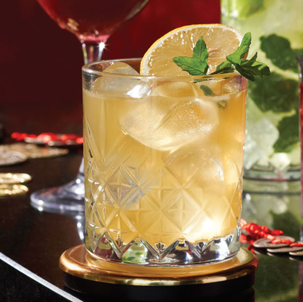 Bebida con licor de flor y jugo de limón | P. F. Chang's